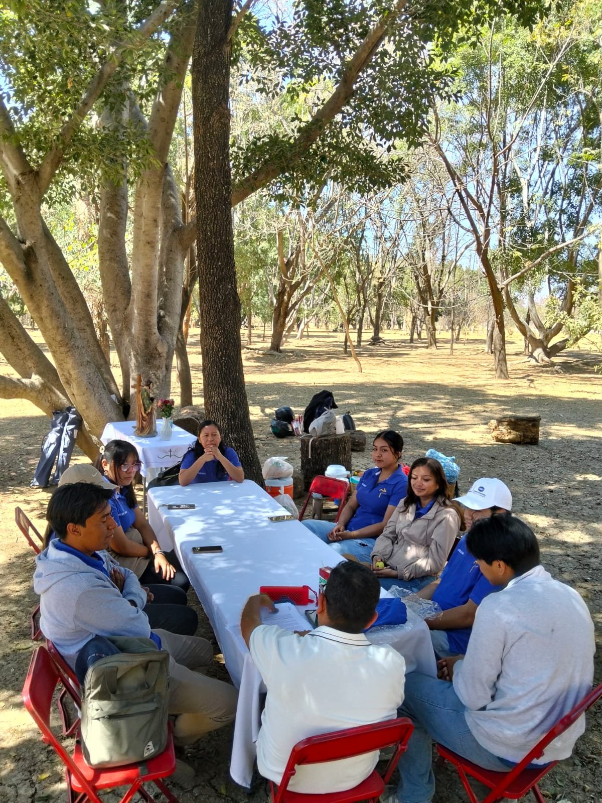 Jóvenes del MFC Juvenil conviviendo en retiro